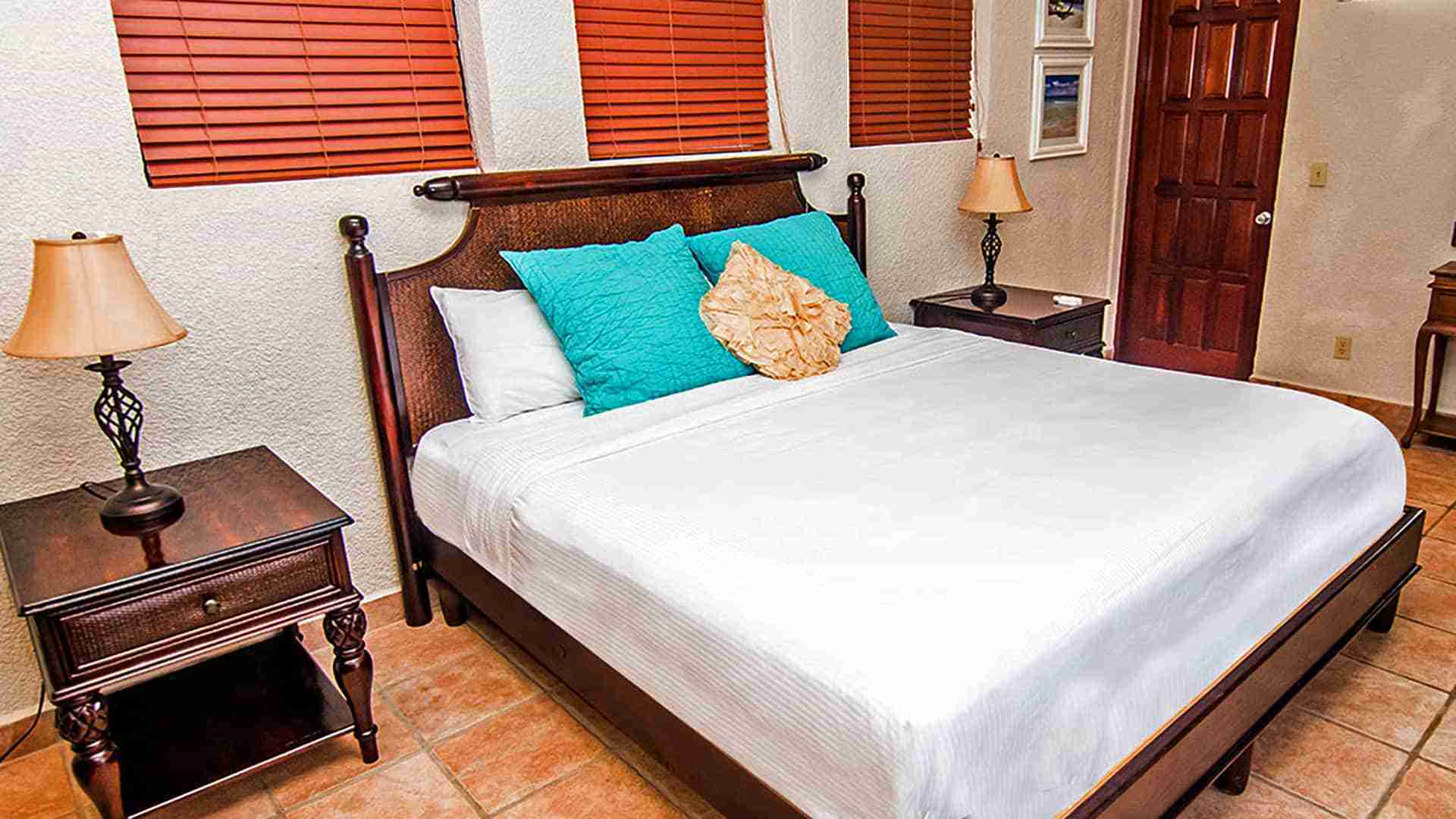Las Sirenas Beach Resort, Roatan HN - Deluxe Room