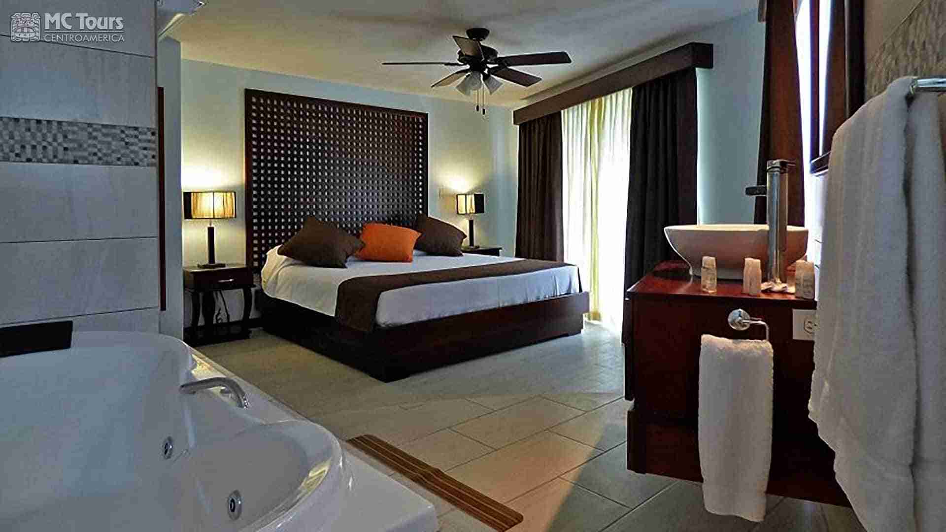 Paradise Beach Resort, Roatan HN - Honeymoon-Suite